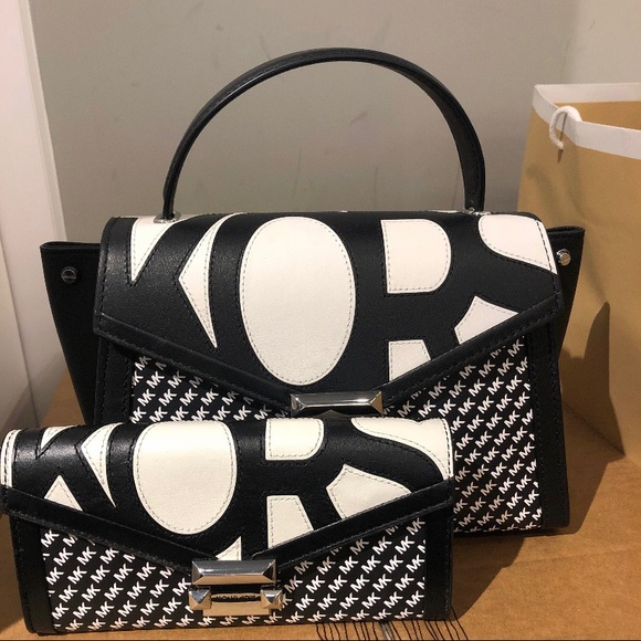 Michael Kors Handbags - New MK set 🥰